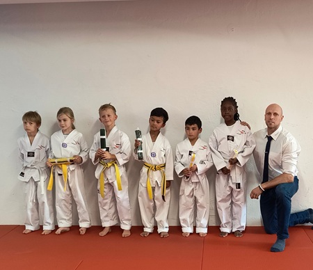 Bild: “Kinder brauchen visuelle und haptische Anreize.” -Neue Farbgürtel vergegenwärtigen die Steigerung