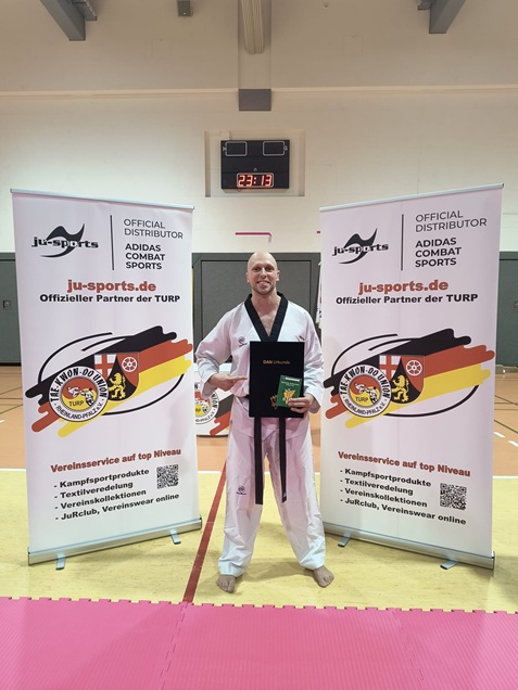 Bild: SPORTING-Gründer Eugen Kiefer besteht zum 5. Dan im Taekwondo