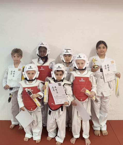 Bild: Junge Athleten bestehen zur Gürtelprüfung