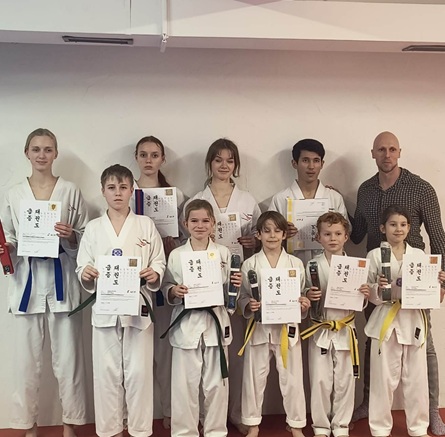 Bild: Kämpfer erreichen mit nächstem Gürtel ein neues Zwischenziel im Breitensport